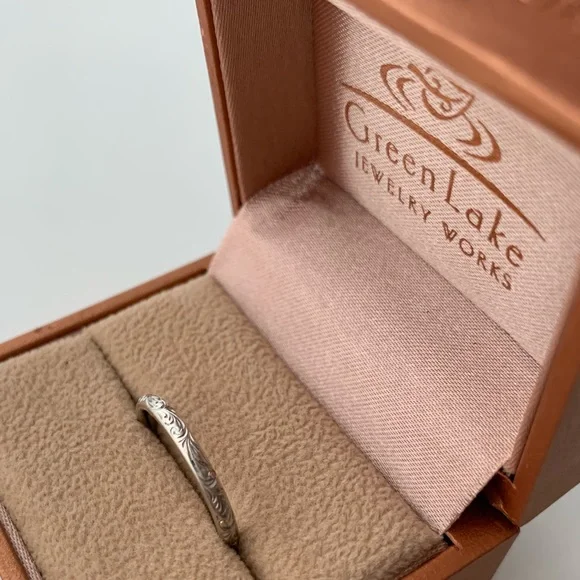 14k White gold ring with scroll engraving - Picture 2 of 6